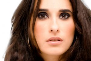 [“Que a voz não te esmoreça vamos lutar”] Cristina Branco – Maio, Maduro Maio (Zeca Afonso Cover)