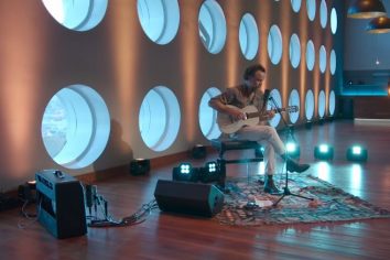 [Live Session] Rodrigo Amarante – Tuyo (Narcos intro song (live @Le Guess Who? 2018)