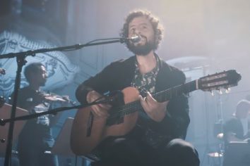 [New Video] José González & The String Theory – Leaf Off / The Cave (Live in Hamburg)
