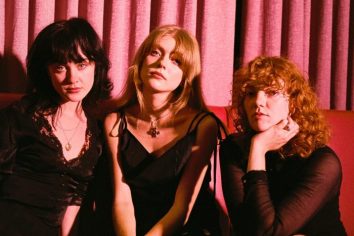 [Worth Listening to] Folk Bitch Trio – Moth Song