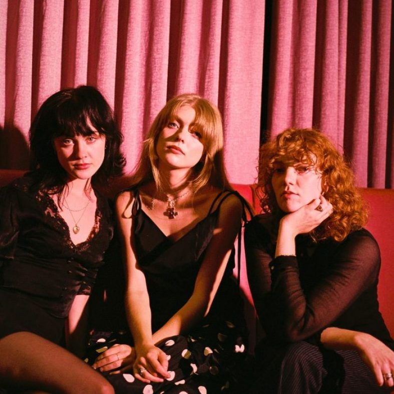 [Worth Listening to] Folk Bitch Trio – Moth Song