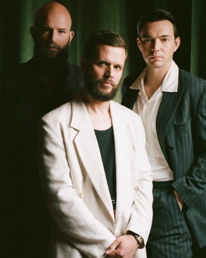 [New Single] White Lies – In The Middle