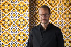 [Worth Listening to] Júlio Resende – Rua do Capelão – “Piano Português namora Guitarra Portuguesa