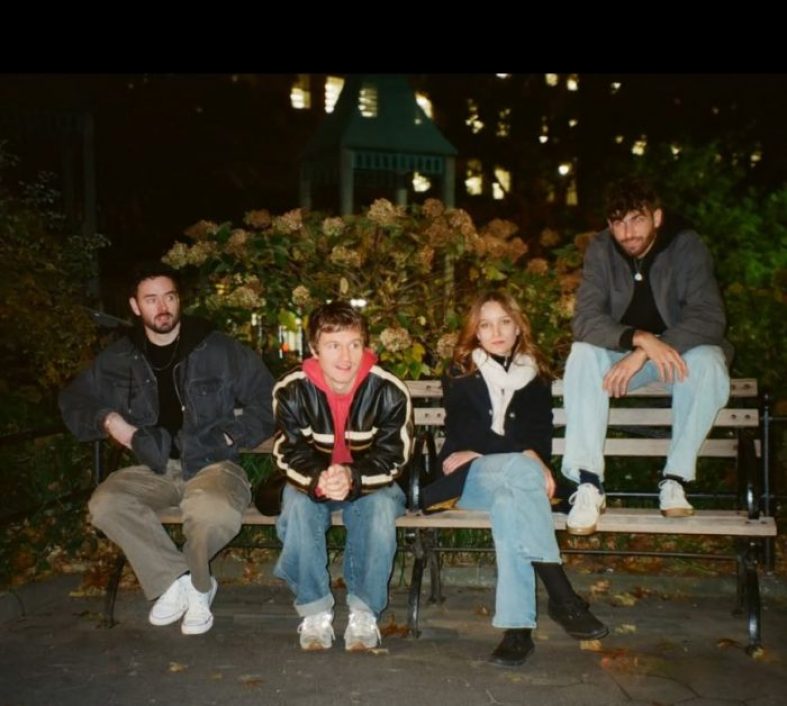 [Worth Listening to]  daydreamers – She Is A Time I’m Living In