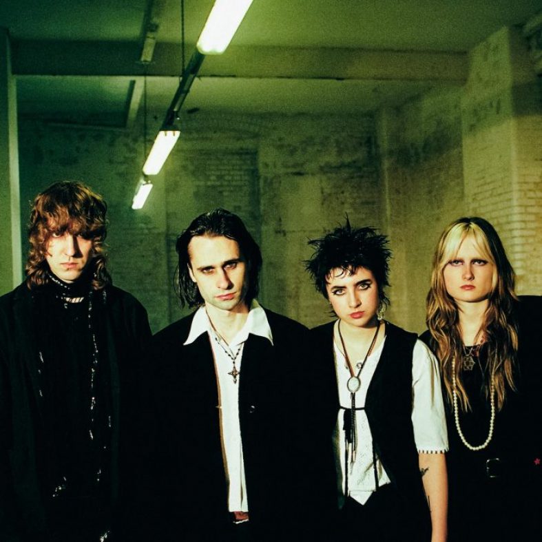 [Worth Listening to] Mouth Ulcers – Closer To You