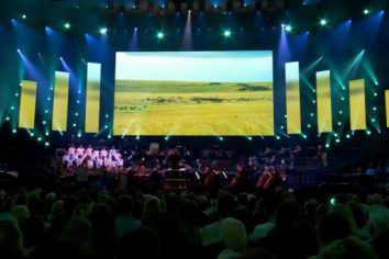 [Live Performance]  Sigur Rós – Hoppípolla | David Attenborough’s 100 Years on Planet Earth